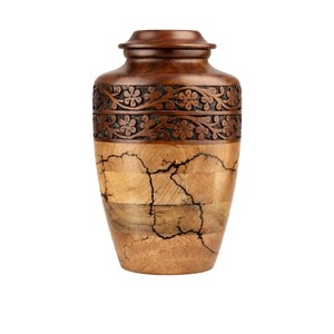 Urne funéraire artisanale en bois pour cendres humaines, en bois de manguier de qualité supérieure, avec un design unique en forme de fractal éclair. - Product Image 1