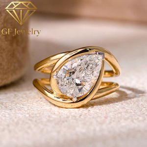 Bague en or jaune 14 carats avec quatre diamants marquise et un diamant central taille princesse, bijou de luxe en diamant de laboratoire. - Product Image 1