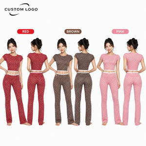 Ensemble 2 pièces personnalisé avec logo pour femme : T-shirt court gris à pois à manches courtes et pantalon de yoga évasé – Tenue de yoga à jambes évasées - Product Image 2