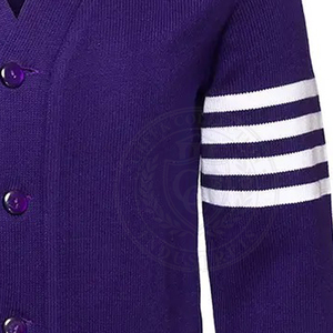 Cardigan en acrylique tricoté violet pour hommes et femmes, avec broderie de lettres grecques et rayures blanches, idéal pour toutes les saisons, pour fraternités et sororités. - Product Image 4