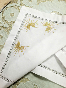 Juegos de Manteles Individuales y Servilletas Bordados a Mano con Diseño de Sol Dorado, 100% Algodón, Lavables, para Bodas y Eventos en el Hogar - Product Image 2
