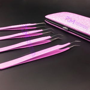 Pinzas para Pestañas RM INDUSTRIES de Acero Inoxidable con Punta Suave y Precisa, Estuche Rosa con Brillantina, Modelo RMI-AS-EET-171075, 10mm - Product Image 1