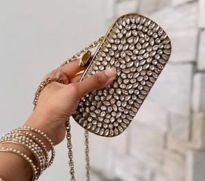 Bolso de Mano Étnico de Imitación Antigua Chapado en Oro con Cuentas Verdes y Piedras Kundan, Marca AL MALIK CRAFT, Uttar Pradesh, para Bodas y Fiestas - Product Image 1