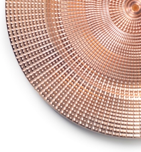 Plato de cobre texturizado de diseño vintage con patrón geométrico, plato decorativo para la cena, ofrece personalización. - Product Image 4