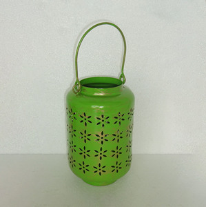Grande lanterne à bougie en métal vert bronze finition antique, motif floral perforé, corps cylindrique, poignée en fil métallique arqué - Product Image 3