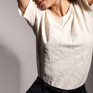 Camisetas Bordadas Personalizadas para Mujer, Fabricadas en Algodón Suave con Logotipo Bordado, Ideales para Marcas de Moda y Tiendas Minoristas - Product Image 6