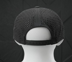 Casquette de baseball en polyester noir perforée au laser, 6 panneaux, respirante, avec fermeture snapback, logo personnalisé pour les sports de plein air - Product Image 1