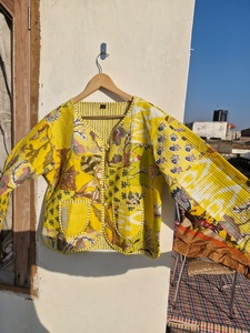 Veste bomber indienne faite à la main pour femmes, vêtements d'hiver, style bohème, patchwork réversible, à capuche, 100% coton, imprimé animal - Product Image 1