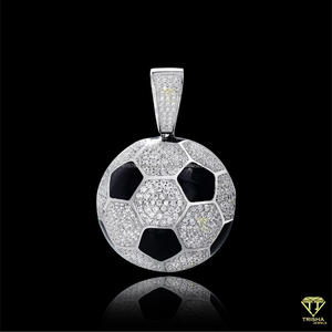 Pendentif de football de haute qualité avec un arrangement de pierres brillantes et une finition en diamant moissanite - Product Image 5
