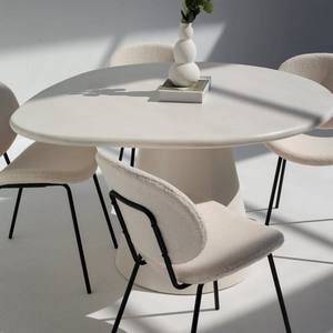 Table à manger en micro-béton Vandana Aureo Pebble avec un design sculpté moderne - Product Image 1