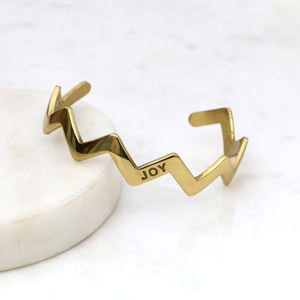 กำไลข้อมือทองเหลืองลายซิกแซก สลักคำว่า JOY กำไลแบบเรียบง่าย ดีไซน์เรขาคณิต ของขวัญสร้างแรงบันดาลใจสำหรับผู้หญิง - Product Image 6