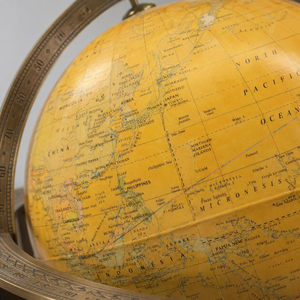 Globe terrestre décoratif antique avec anneaux de méridiens en laiton et base en bois, centre de table géographique vintage - Product Image 5