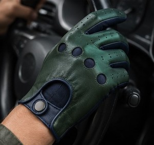 ถุงมือขับรถแบบยาวถึงข้อมือ เป็นมิตรต่อสิ่งแวดล้อม พร้อมดีไซน์ที่กระชับพอดีมือ สัมผัสนุ่ม จับถนัดมือ ออกแบบมาเพื่อความสบายและมีสไตล์ในการขับขี่ทุกครั้ง - Product Image 4
