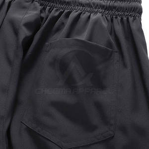 Shorts décontractés pour hommes, coupe ample et légère, conçus avec un tissu doux et respirant, idéal pour les journées d'été, au style moderne et épuré. - Product Image 6