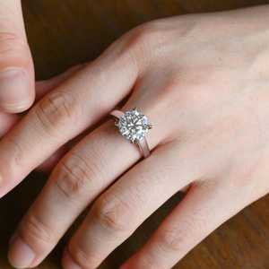 Bague solitaire de promesse en diamant rond de 2,02 carats, cultivé en laboratoire, scintillant, pour femme, en or blanc 14 carats, cadeau de mariage pour la mariée - Product Image 2