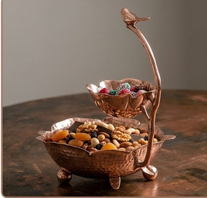 Support à fruits à deux niveaux en cuivre martelé avec oiseau, pour noix et fruits secs - Product Image 3