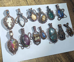 Pendentifs en alliage faits à la main en gros, entourés de pierres précieuses, assortiment de cristaux naturels, bijoux artisanaux classiques pour enfants - Product Image 6