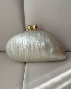 Pochette de soirée en résine design pour fêtes à domicile et mariages, faite à la main, couleur vert foncé - Product Image 3