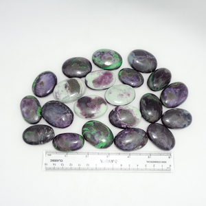 Pierre de poche ovale polie naturelle en Kammererite, cristal violet rare pour la guérison, la méditation Reiki, l'énergie et la décoration artistique folklorique - Product Image 2