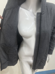Sweat-shirts à fermeture éclair pour femmes après mastectomie avec poches de drainage – Indispensables après la chirurgie – T-shirts de récupération doux à manches courtes et fermeture éclair intégrale sur le devant - Product Image 4