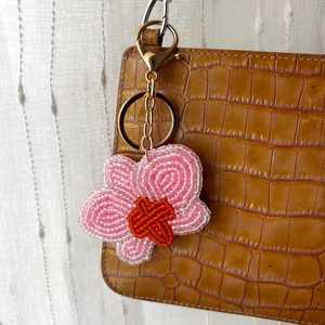 Porte-clés fleur rose tissée avec anneau en alliage de zinc rouge, forme irrégulière mignonne, accessoire mousqueton en résine artisanale - Product Image 1