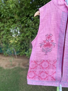 เสื้อกั๊กแขนกุดสำหรับเด็กพิมพ์ลายดอกไม้สีชมพูงานแฮนด์เมดเสื้อแจ็กเก็ตสไตล์โบฮีเมียนเสื้อกั๊กชนเผ่า - Product Image 2