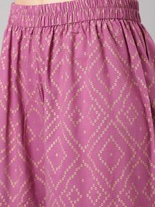 Conjunto Sharara con estampado morado metalizado de exportador indio, con top adornado y palazzo a juego para ocasiones festivas, disponible para la venta. - Product Image 4