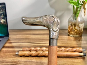 Bâtons de marche rustiques modernes en bois naturel écologique avec poignée en laiton poli, idéaux pour les cadeaux - Product Image 6