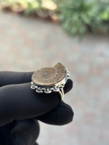 Bague en argent sterling 925 faite à la main avec ammonite fossile et pierres précieuses, plaqué argent naturel, bijou tendance pour cadeau de mariage - Product Image 3