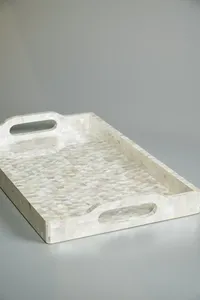 Bandeja moderna de nácar blanco crema con diseño de azulejos planos, bandeja rectangular de mosaico de concha con asas integradas. - Product Image 2
