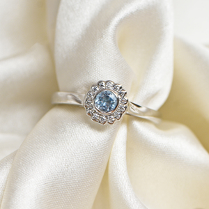 Anillo de compromiso y boda de lujo chapado en oro de plata de ley 925 con topacio azul de corte redondo y piedra preciosa de nacimiento de diciembre - Product Image 1