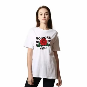 เสื้อยืดผ้าฝ้ายสีขาวสำหรับผู้หญิง พิมพ์ลายดอกกุหลาบและ "No More You" คอกลม ทรงหลวม สวมใส่สบาย แขนสั้น - Product Image 1