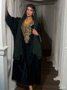 Ensemble 2 pièces de luxe AWAIS HOUSE pour femmes musulmanes, écoresponsable, en velours uni perlé, avec soutien-gorge intégré et manches longues - Product Image 6