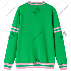 Sweat-shirt vert personnalisé Alpha Kappa Alpha avec bordure rose en polaire, col rond, pour les membres de la sororité universitaire. - Product Image 2