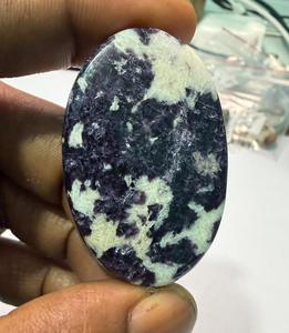 Lepidolita natural de alta calidad en cabujón, formas mixtas, venta al por mayor, piedras preciosas sueltas para la fabricación de pendientes colgantes de plata hechos a mano. - Product Image 4