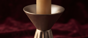 Candelabro de Metal Plateado Abstracto de Lujo, Diseño Único en Forma de Reloj de Arena, Decoración Artesanal para Mesa de Sala de Estar u Hotel - Product Image 4