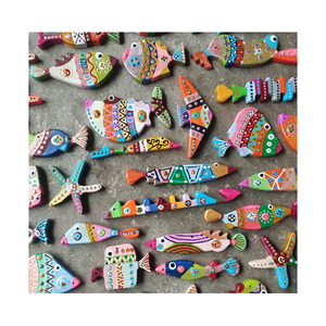 Poissons en bois peints à la main, très appréciés, pour applications décoratives et artistiques - Product Image 2