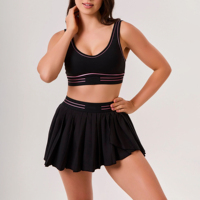 Ensemble haut de gamme personnalisé en jersey uni pour femme : débardeur sans manches à col rond et short longueur genou avec patchs en strass, séchage rapide