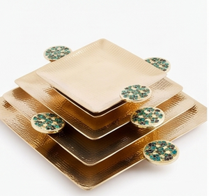 Plateau de service de luxe en métal doré avec incrustations vertes, accents décoratifs, design martelé, élégant objet de présentation pour table, usage résidentiel - Product Image 5