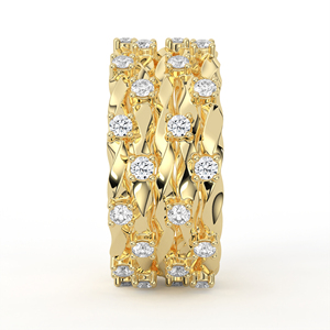 Anillo llamativo de oro amarillo con diseño de cinta entrecruzada, acabado grabado con textura de corteza y entramado de diamantes redondos, joyería fina. - Product Image 5