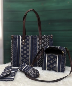 ชุดกระเป๋าผ้าแคนวาสเพ้นท์ลายด้วยมือจาก Women Elite Craft Studio พร้อมสายสะพายโซ่ผ้าฝ้าย กระเป๋าถือแบบมีซิป ลายแจ็คการ์ด ใช้ซ้ำได้ และกระเป๋าสะพายข้าง - Product Image 2
