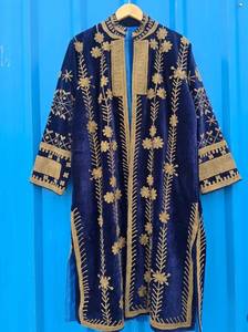 Manteau long en velours bleu marine fait main sur mesure, avec des motifs floraux dorés et des appliques géométriques - Product Image 3