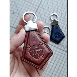 Porte-clés en cuir véritable de qualité supérieure, porte-clés de luxe en cuir avec anneau métallique robuste pour un usage quotidien, disponible à la vente - Product Image 1