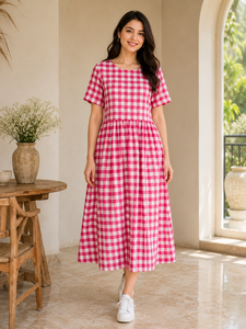Robe maxi à carreaux, col en V, manches courtes, volants superposés, coupe ample, robe décontractée pour femme, style bohème, idéale pour l'été. - Product Image 1