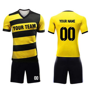 Uniforme de fútbol sublimado personalizado hecho en Pakistán, camiseta y pantalones cortos de fútbol con logotipo personalizado, uniforme de fútbol para equipo. - Product Image 1