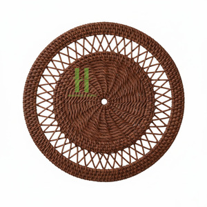 Assiettes de présentation rondes en rotin tressé faites à la main, design moderne, décoration murale, dessous de plat en rotin fleuri, fabriquées au Vietnam - Product Image 6