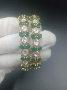 กำไลข้อมือเงินชุบทองสำหรับผู้หญิง AMAIRA JEWELS ประดับด้วยพลอยสีเขียวและเพชรซิคอนทรงหยดน้ำ เหมาะสำหรับเป็นเครื่องประดับหมั้น - Product Image 4