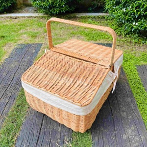 Le produit sur l'image est un panier de pique-nique en osier avec une doublure en tissu. - Product Image 2