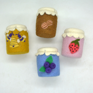 Juego de Frascos de Fieltro de Lana Hechos a Mano - Frascos Miniatura de Fresa, Arándano, Miel y Nueces, Comida de Juguete Decorativa y Set de Regalo - Product Image 6