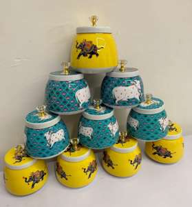 Collection Royal Look Aarna – Pot en acier inoxydable fait main, motif vache Pichwai, pour mariage, Diwali, événements d'entreprise, fruits secs - Product Image 6